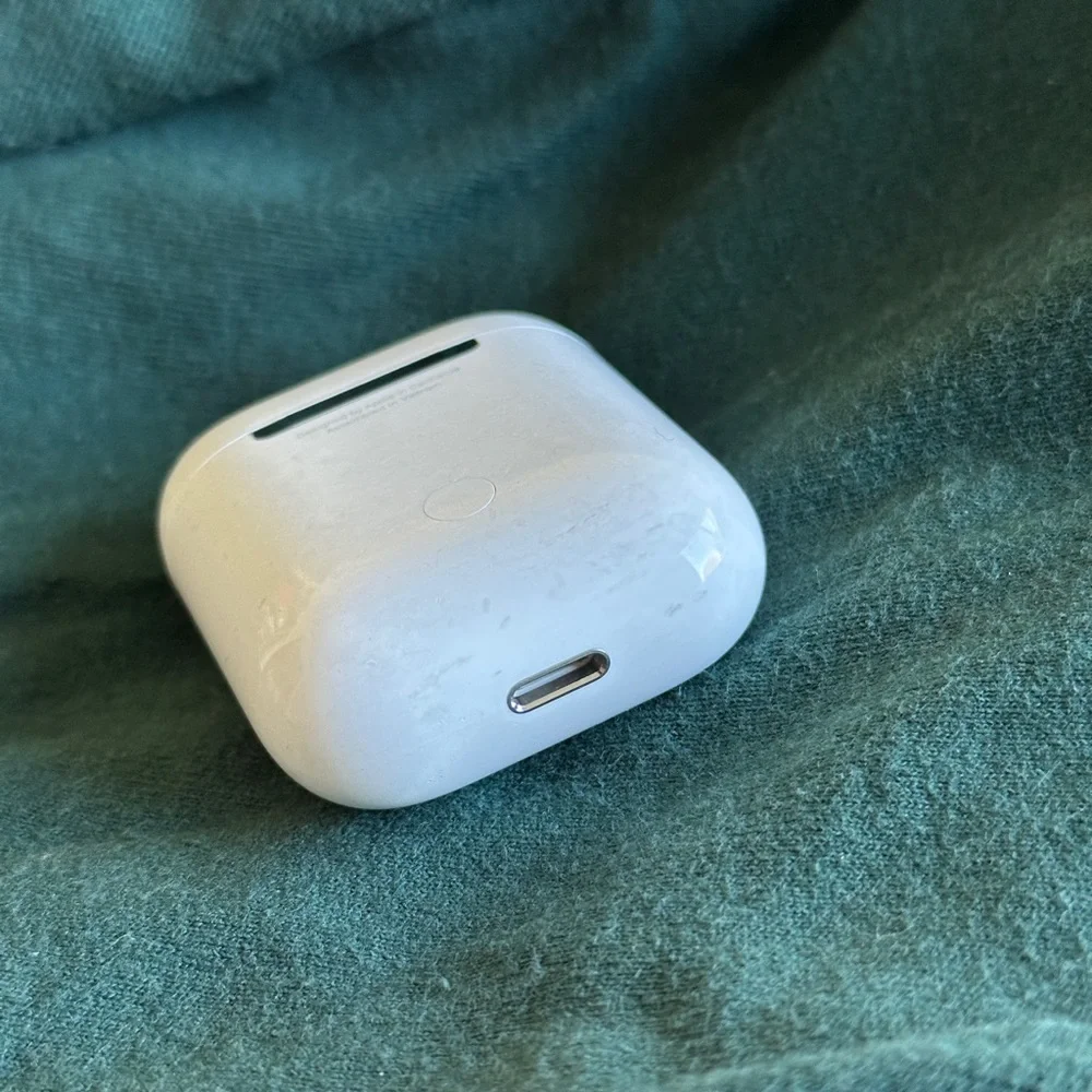 2nd Generation Apple AirPods with Charging Case